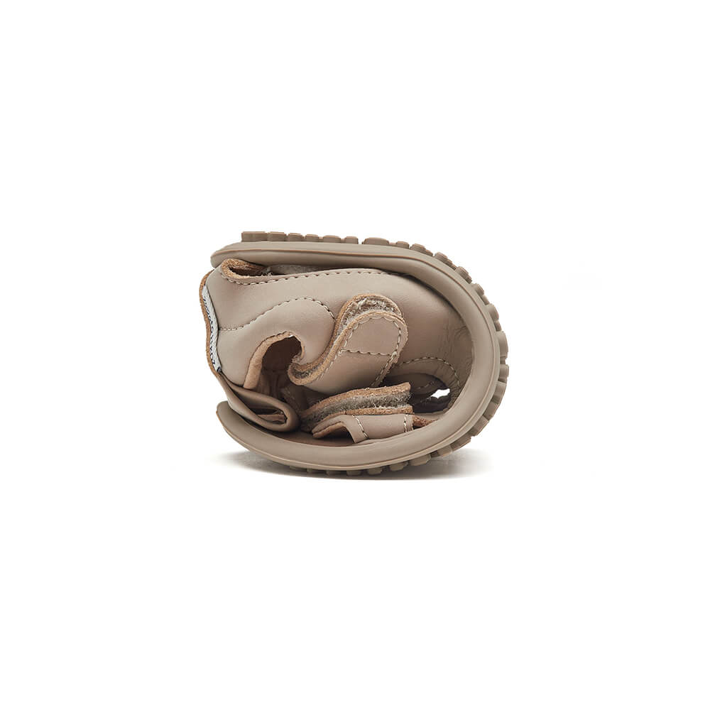 sandalia infantil minimalista respetuosa libertad movimiento beige beis marron claro saler