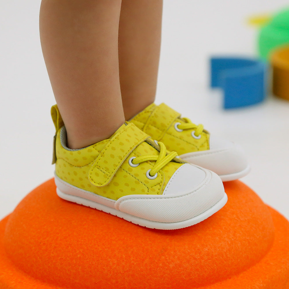 Paterna Ulises Feroz SS24, zapatillas respetuosas con puntitos para bebés