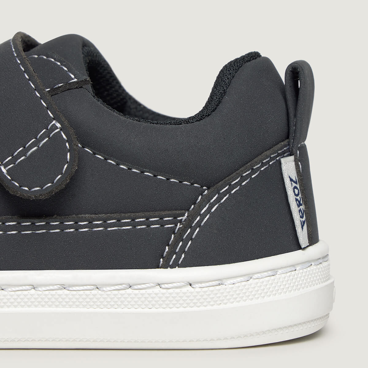 Detalle Cheste Rocker | Negro Microfibra Nobuck