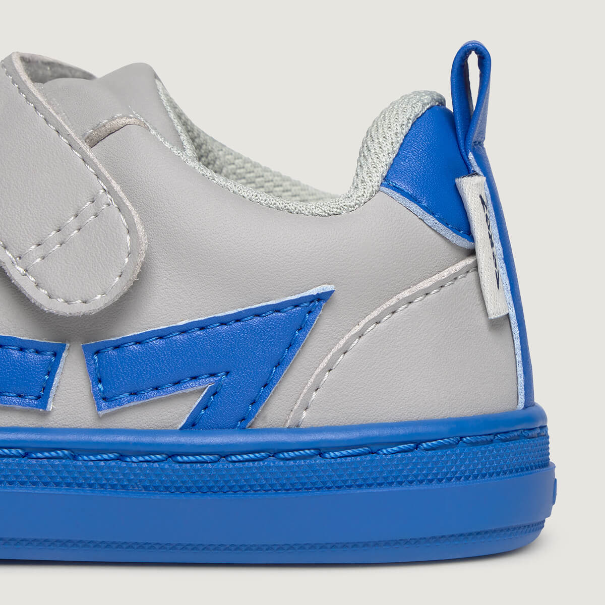 Detalle Faura Rocker | Gris Azul Royal Micronobuck
