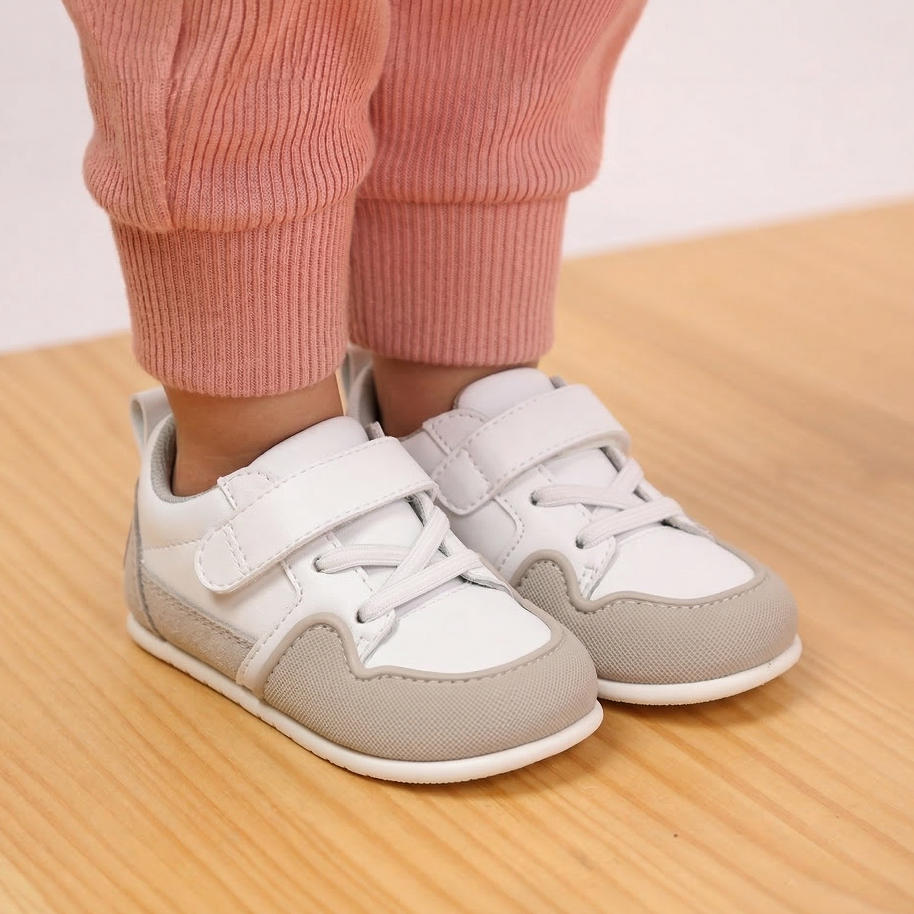 calzado barefoot microfibra bebe color blanco y gris cheste feroz ss26 zapato feroz