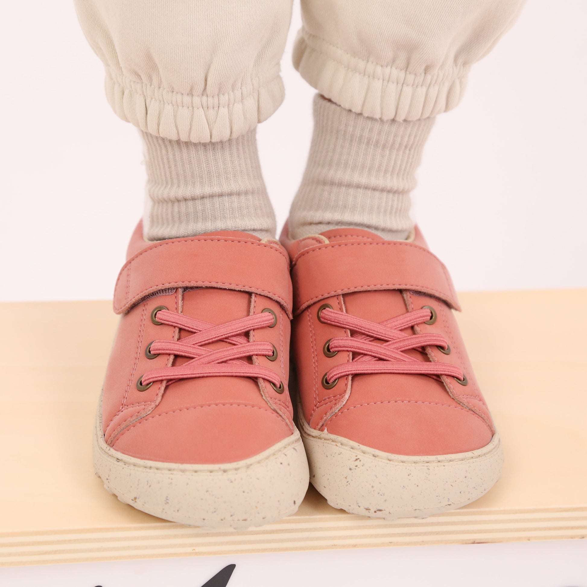 calzado barefoot microfibra infantil color frambuesa rosa paterna rocker aw25 zapato feroz