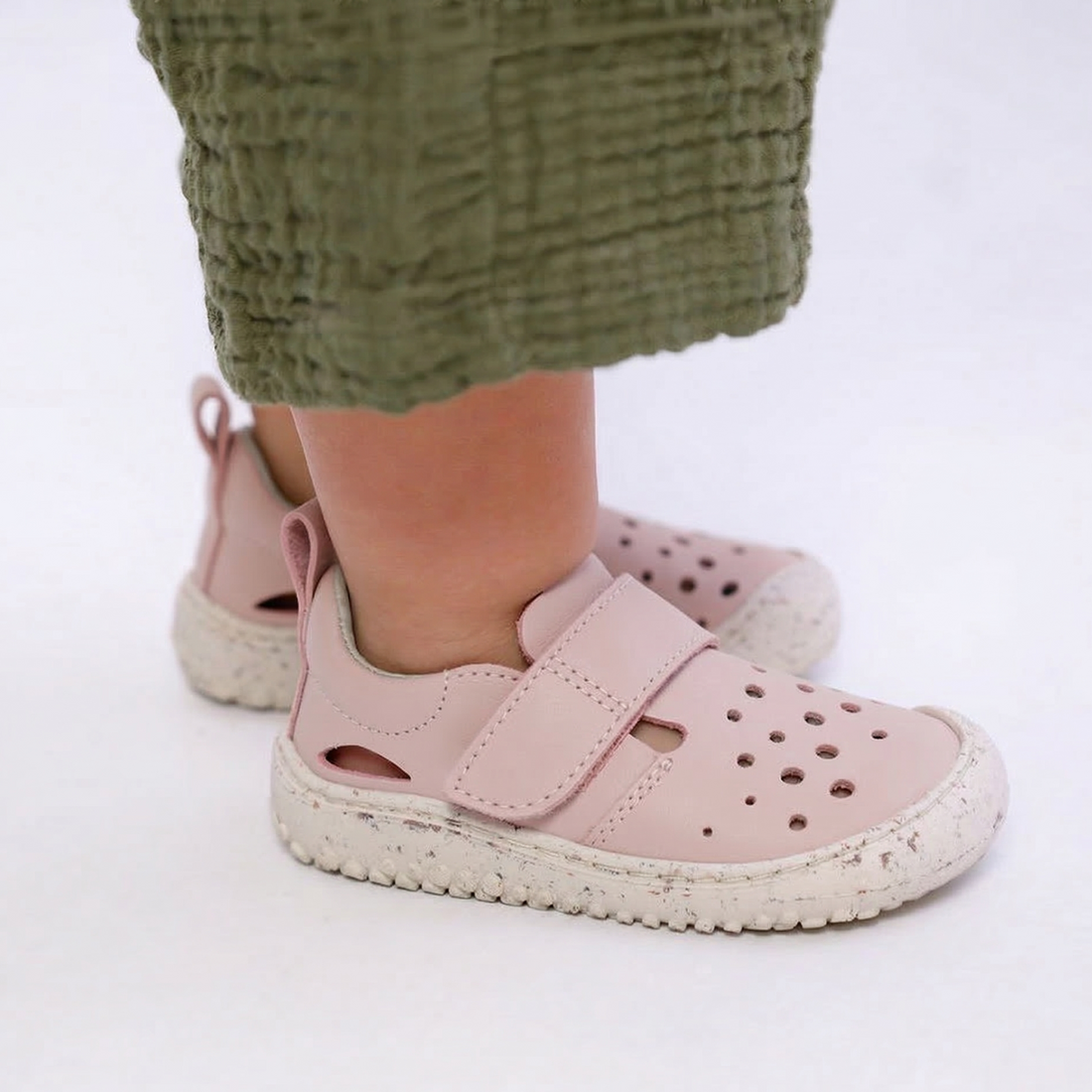 calzado minimalista espacio dedos pies gorditos color rosa palo claro bebe benisa feroz ss24