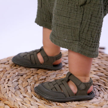 calzado verano respetuoso vegano bebe color verde kaki caqui calpe feroz ss24  