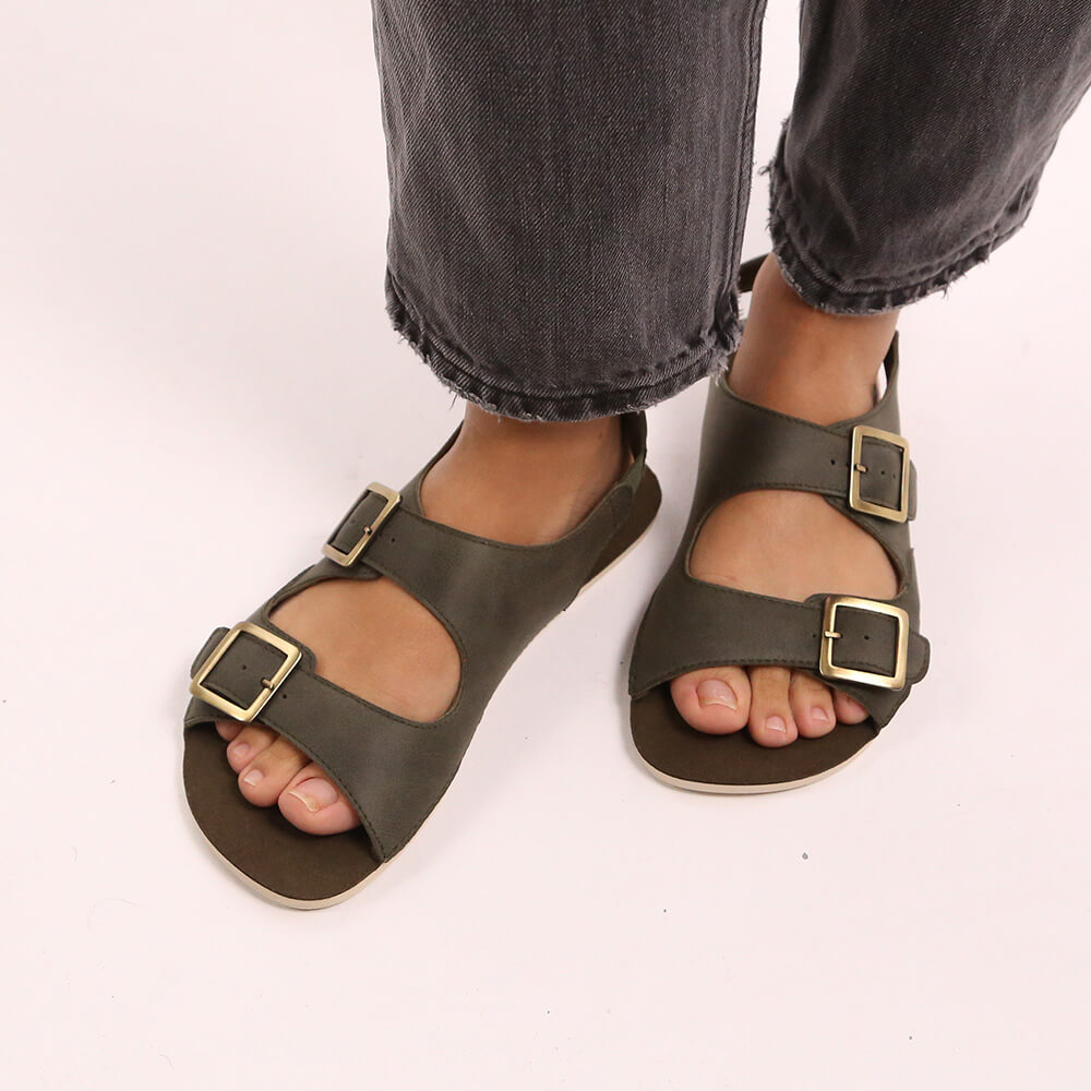 sandalia adulto minimalista respetuosa libertad movimiento hombre mujer saler ss26 kaki