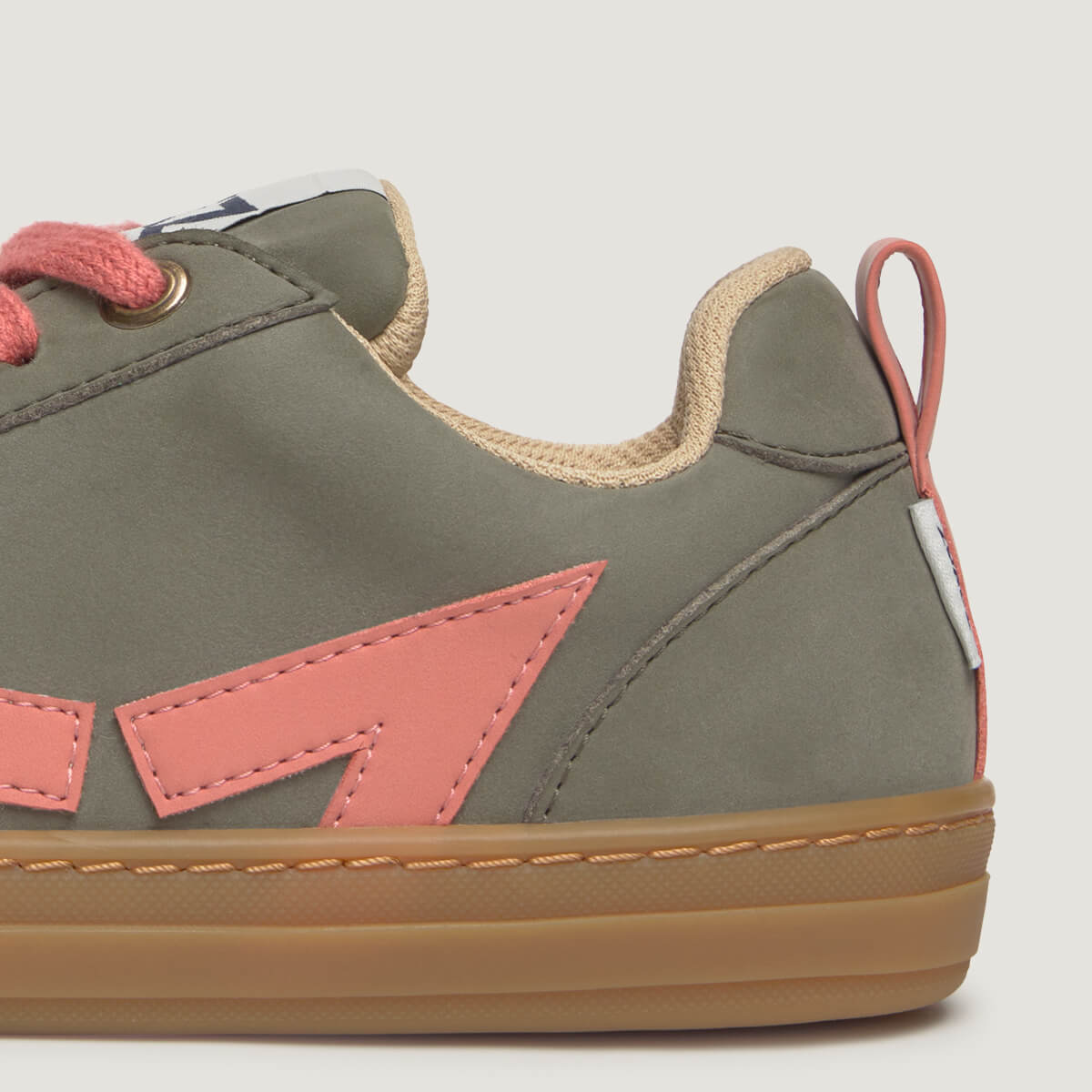 detalle zapato respetuoso barefoot faura freekers adulto | kaki microfibra nobuck